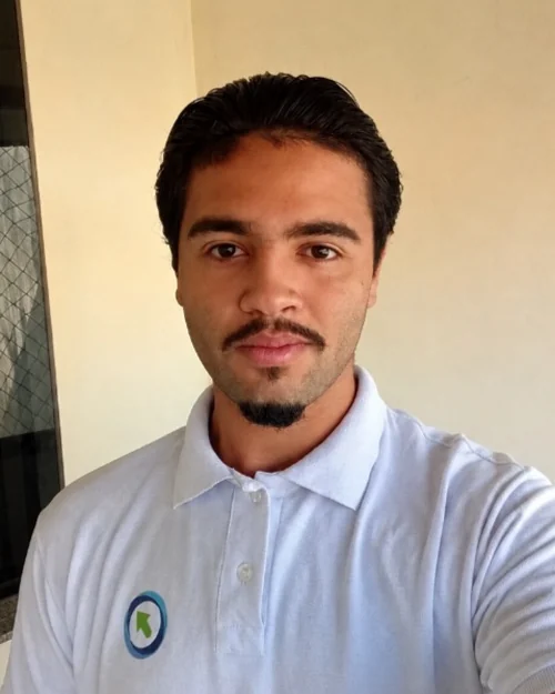 Erick, fundador da PresenceUp, com a camisa polo da marca.