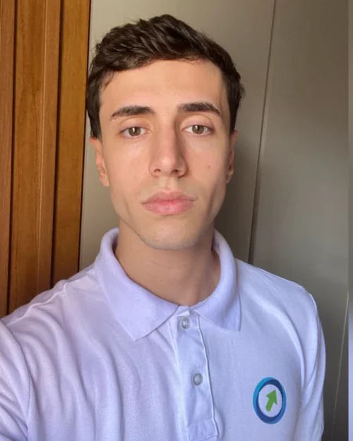 Guilherme, fundador da PresenceUp, com a camisa polo da marca.